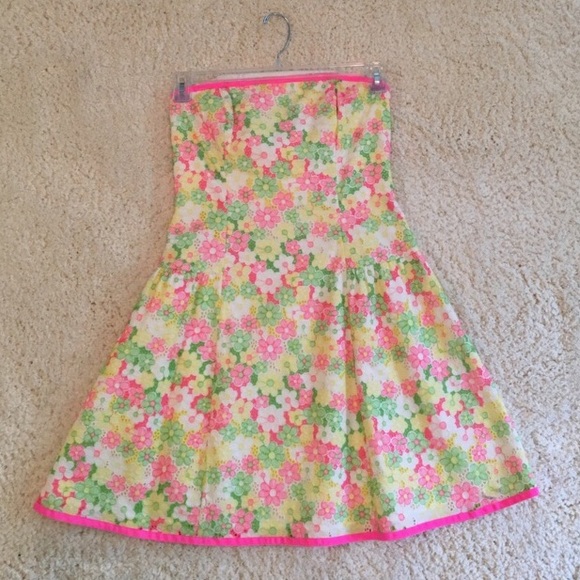 Lilly Pulitzer Dresses & Skirts - Lilly Pulitzer flower dress!